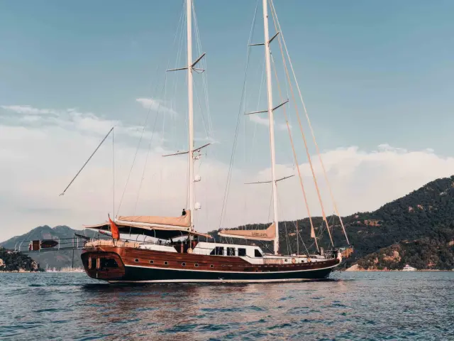 Yacht La Bella Vita side view