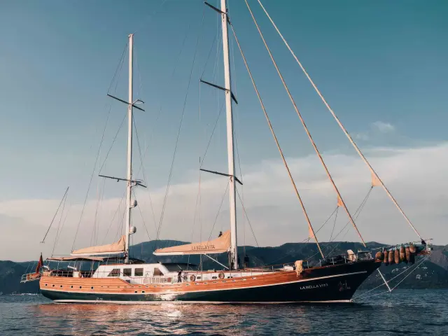 Yacht La Bella Vita side view