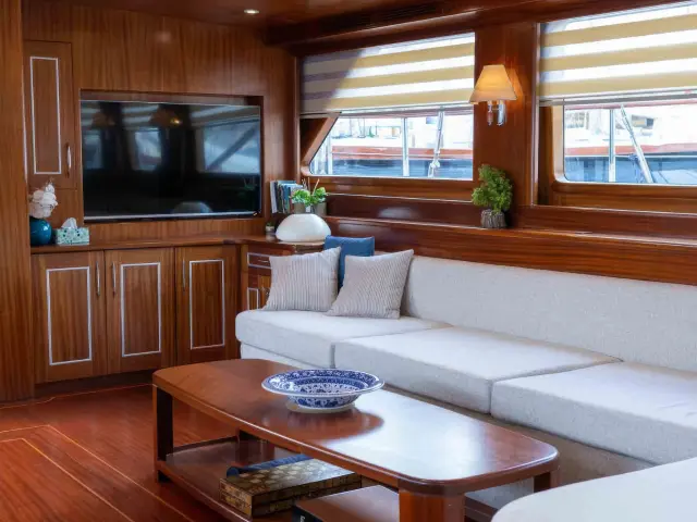 Yacht La Bella Vita saloon