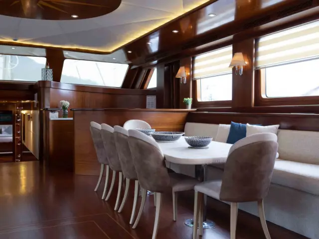 Yacht La Bella Vita saloon