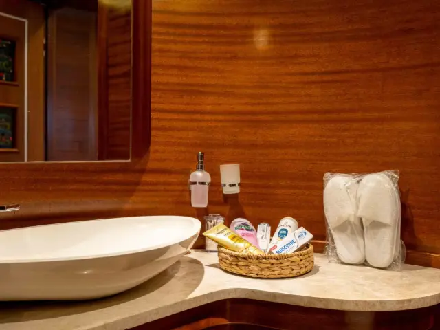 Yacht La Bella Vita cabin bathroom