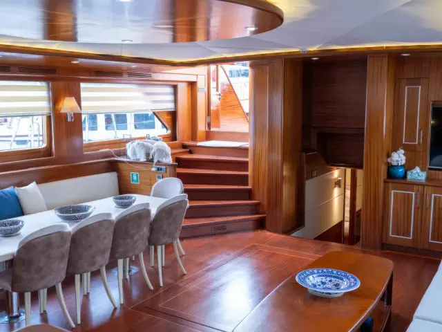 Yacht La Bella Vita saloon