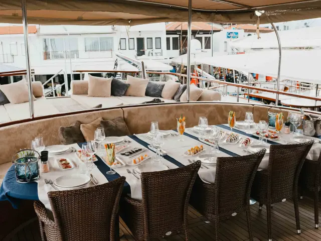 Yacht La Bella Vita dining table