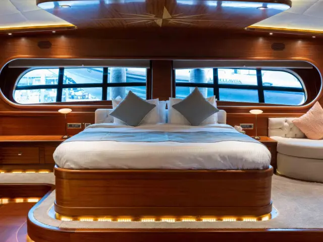 Yacht La Bella Vita cabin bed