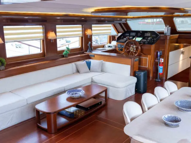 Yacht La Bella Vita saloon