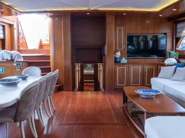 Yacht La Bella Vita saloon