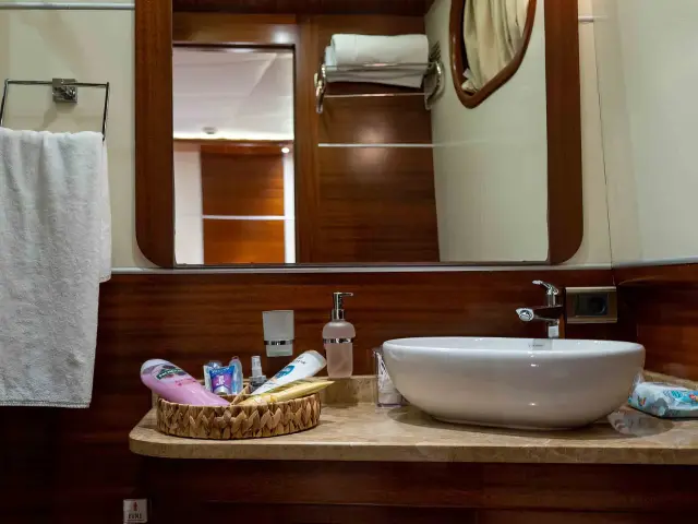 Yacht La Bella Vita cabin bathroom