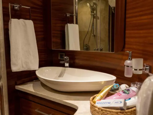 Yacht La Bella Vita cabin bathroom