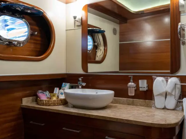 Yacht La Bella Vita cabin bathroom