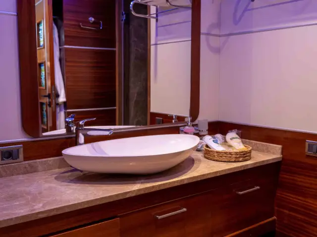 Yacht La Bella Vita cabin bathroom