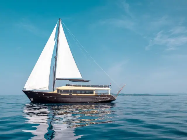 Yacht Santa Clara sailing