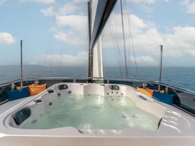 Yacht Santa Clara Jacuzzi