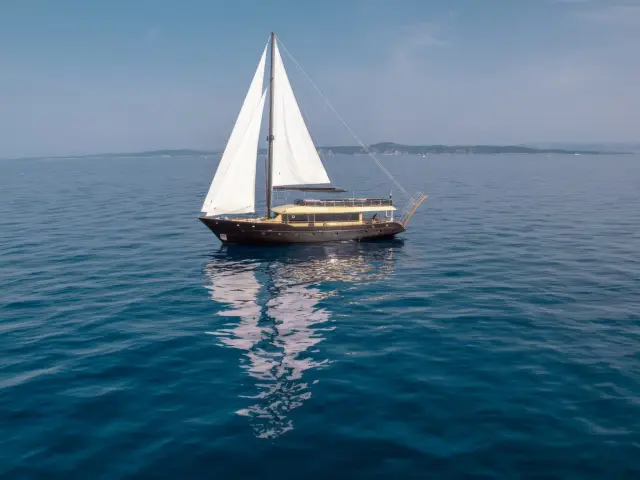 Yacht Santa Clara sailing