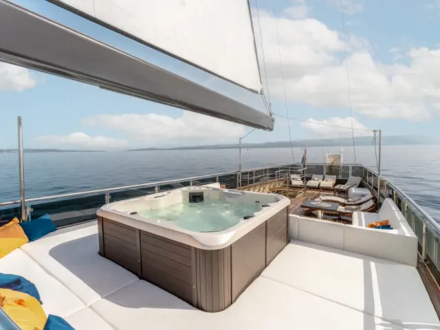 Yacht Santa Clara Jacuzzi