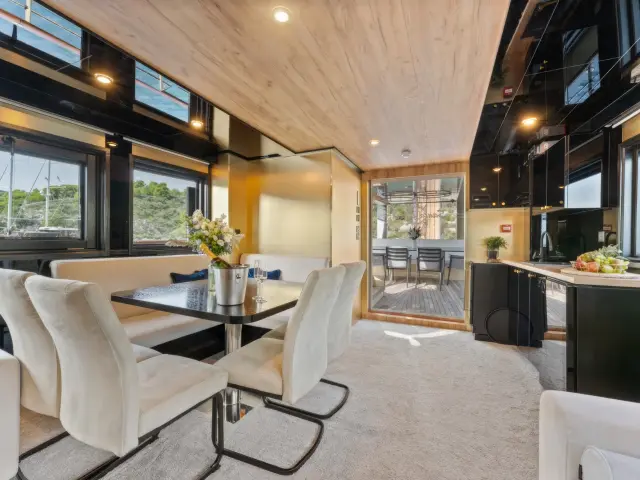 Yacht Santa Clara saloon