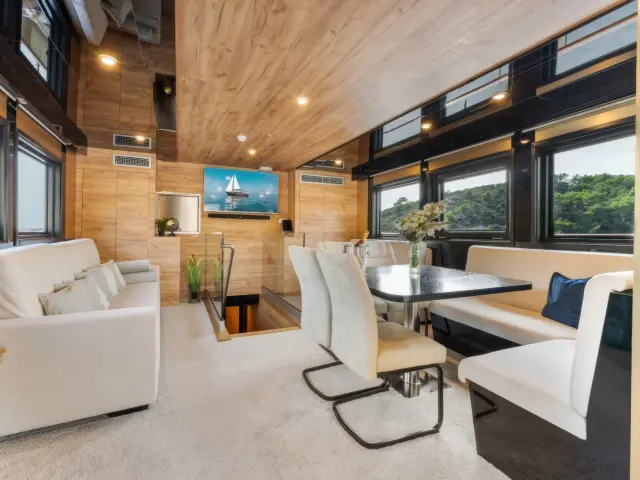 Yacht Santa Clara saloon