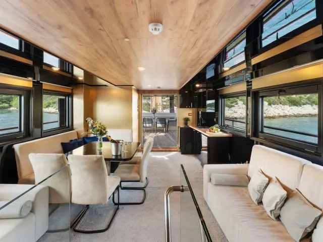 Yacht Santa Clara saloon