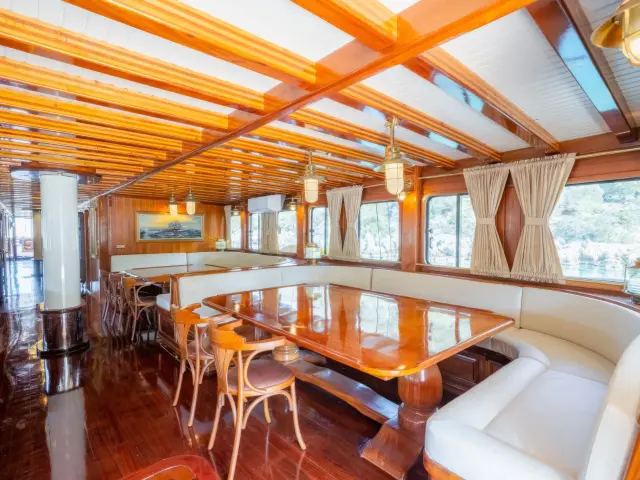 Yacht Admiral saloon