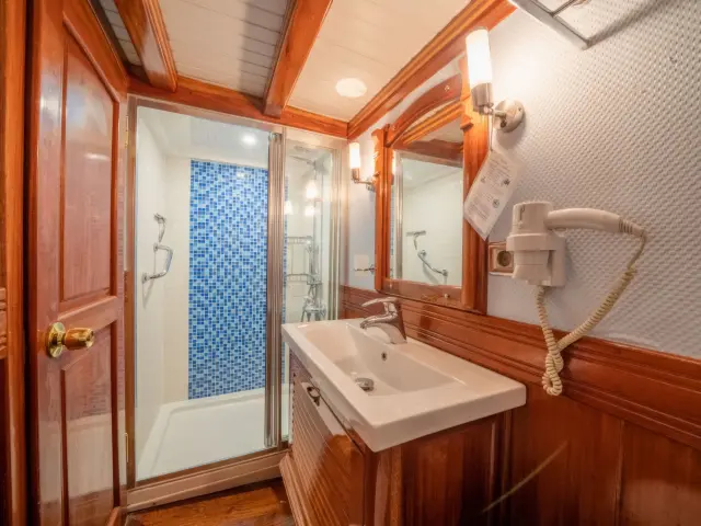 Yacht Admiral cabin bathroom