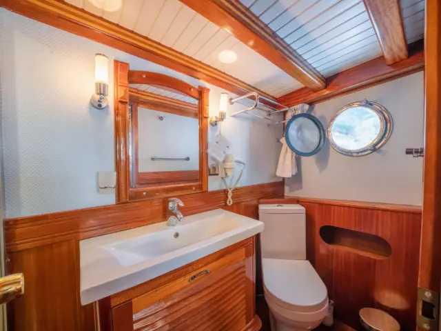 Yacht Admiral cabin bathroom