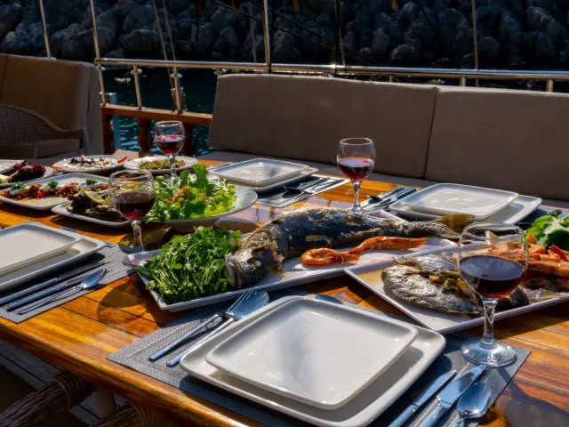 Yacht Admiral dining table