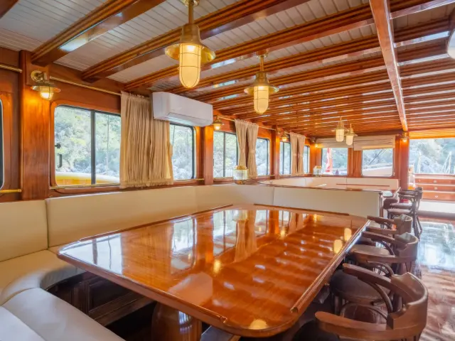 Yacht Admiral saloon