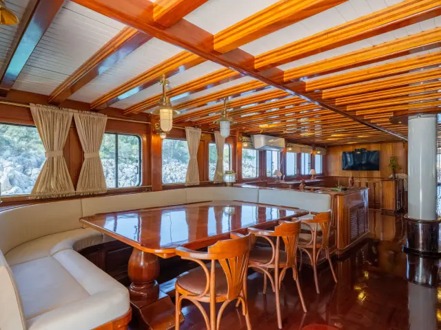 Yacht Admiral saloon