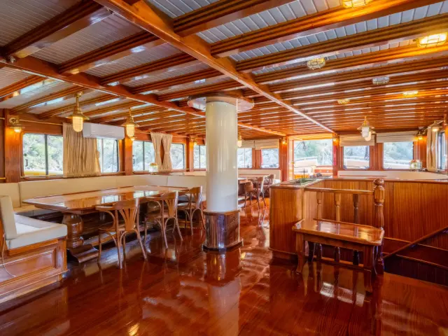 Yacht Admiral saloon