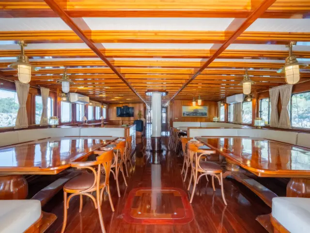 Yacht Admiral saloon