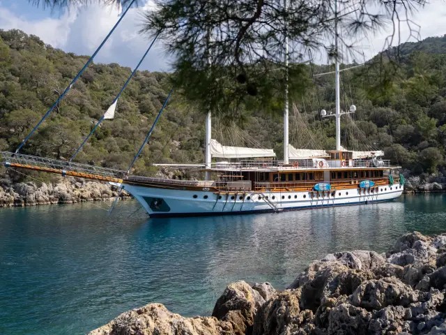 Yacht Admiral side view