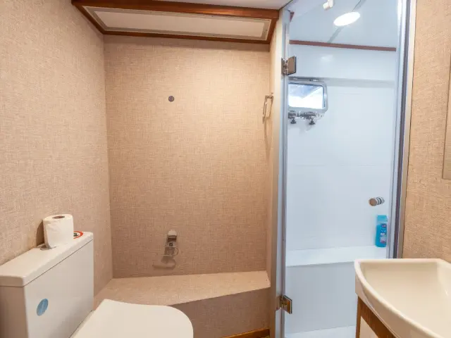 Yacht Boreas cabin bathroom