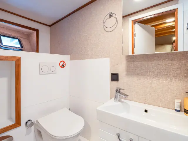 Yacht Boreas cabin bathroom