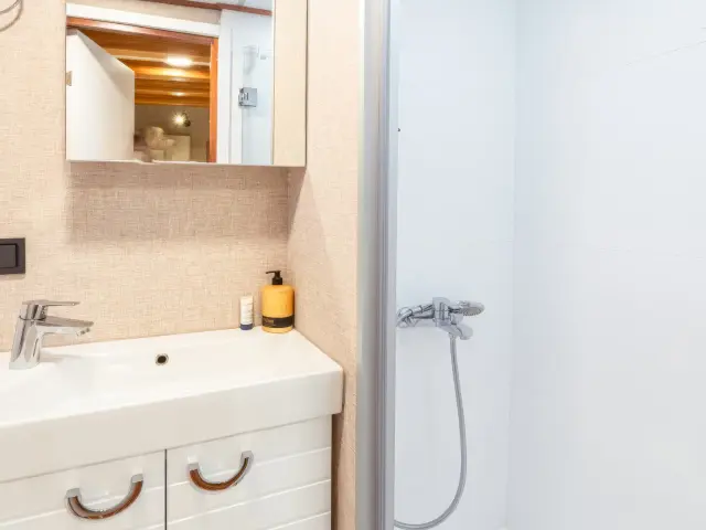 Yacht Boreas cabin bathroom