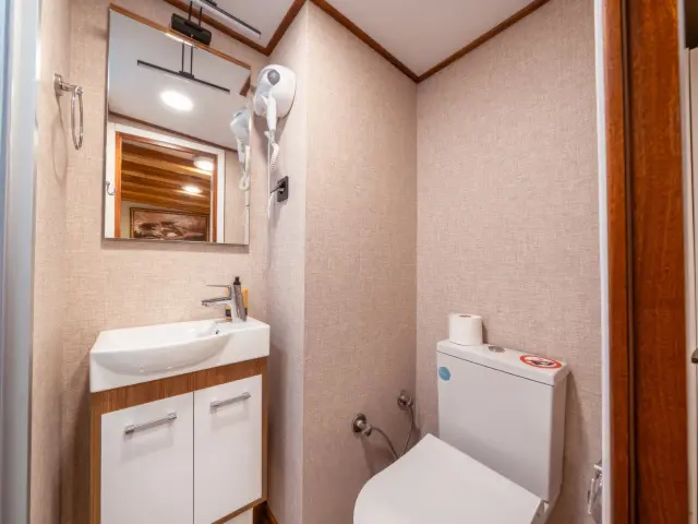 Yacht Boreas cabin bathroom
