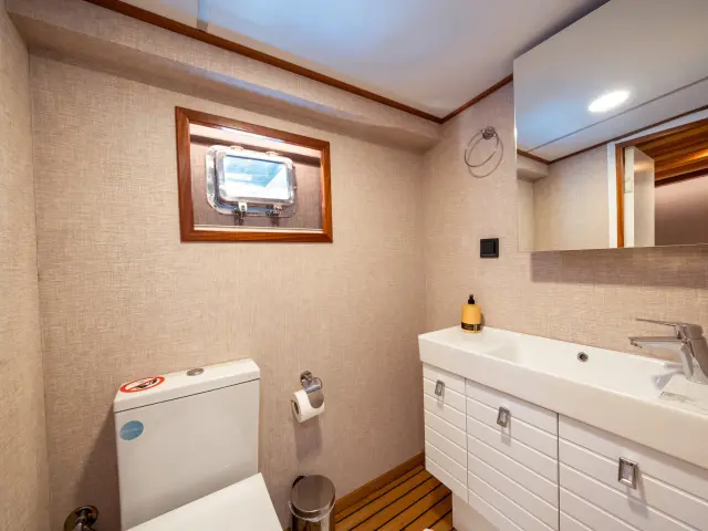 Yacht Boreas cabin bathroom