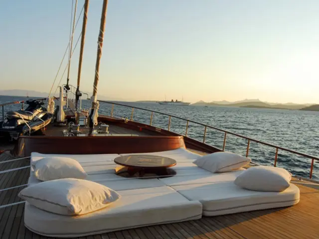 Yacht Carpe Diem V deck