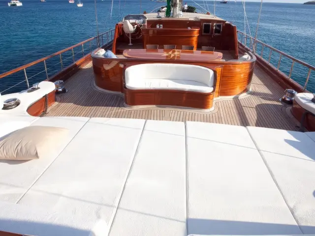 Yacht Carpe Diem V deck