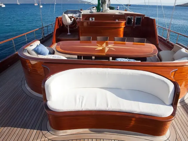 Yacht Carpe Diem V deck