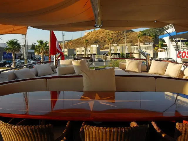 Yacht Carpe Diem V dining table