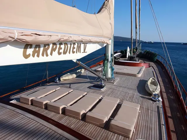 Yacht Carpe Diem V deck