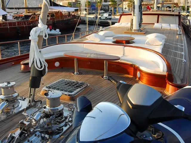 Yacht Carpe Diem V deck