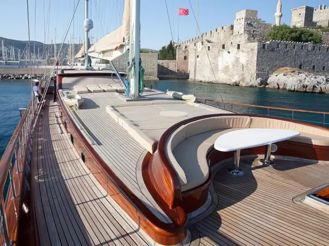 Yacht Carpe Diem V deck