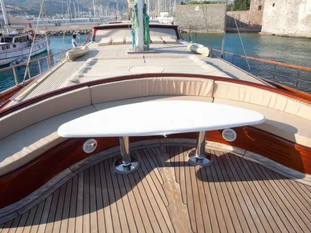 Yacht Carpe Diem V deck