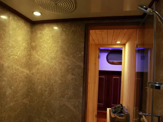 Yacht Carpe Diem V shower