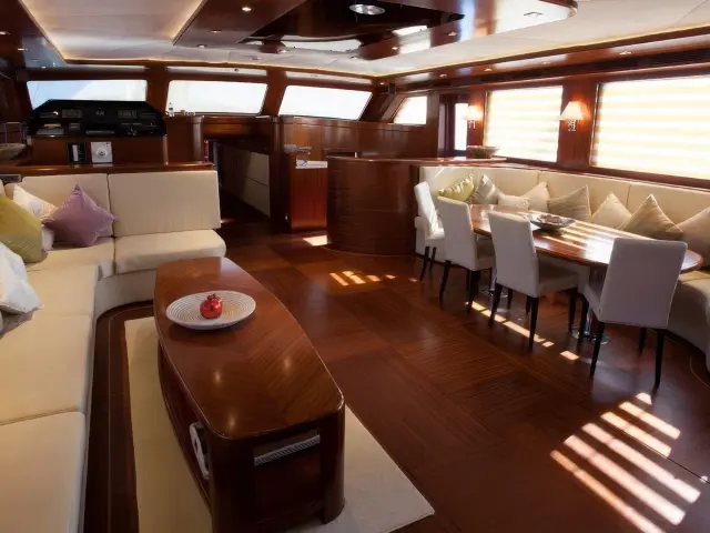 Yacht Carpe Diem V saloon
