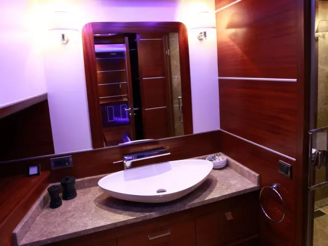 Yacht Carpe Diem V cabin bathroom