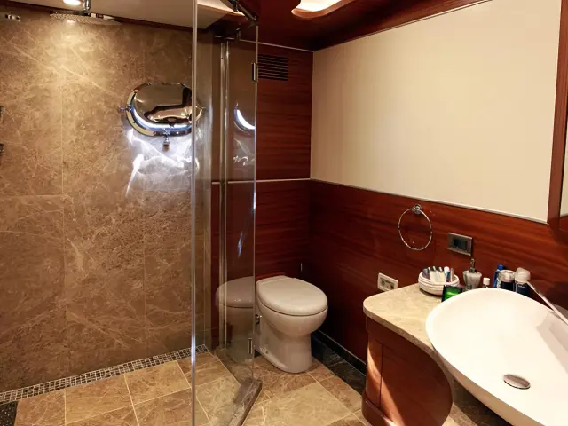 Yacht Carpe Diem V cabin bathroom