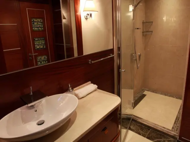 Yacht Carpe Diem V cabin bathroom