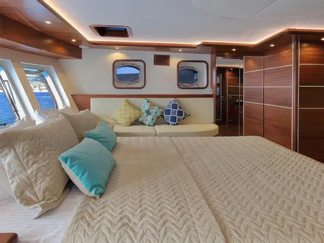 Yacht Dragon Fly cabin