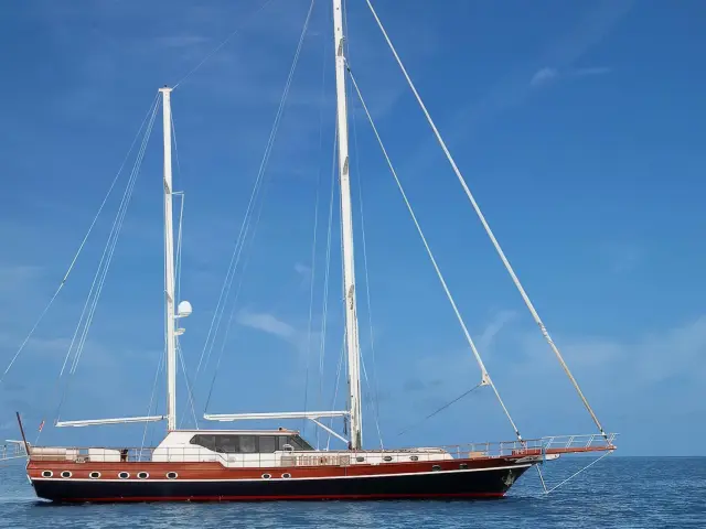 Yacht Dragon Fly side view